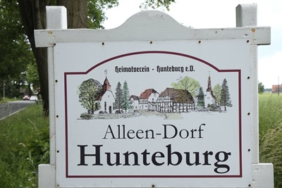 Schild "Alleendorf Hunteburg" an der Reininger Straße (c) Gabriele Janz/LVO